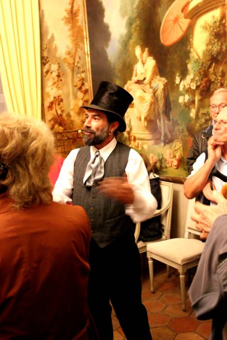 Renaud Bois, comédien, accueille le public dans le salon décoré par des tableaux de Jean-Honoré Fragonard pour les journées européennes du Patrimoine 2019 à Grasse - Provence orientale - France