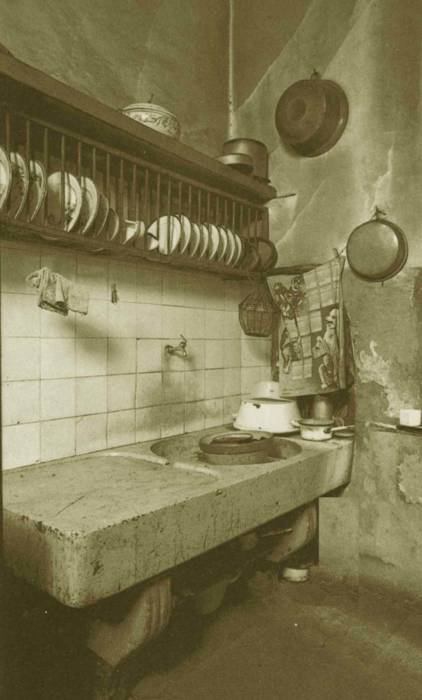 cuisine encore en fonction au début du XXe siècle dans une maison de rue Marcel Journet - Grasse